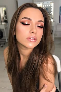 Peachy Look Make Up, Grad Make Up Ideas, Peachy Glam Makeup, Soft Peachy Makeup Look, Pink Make Up Inspiration, Elegant Pink Makeup, Natural Peachy Makeup, Pink Tone Makeup, Peachy Pink Makeup