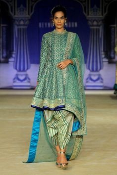 Bridal Party Outfits, Latest Kurta Designs, Indian Bridal Party, Latest Kurti, Indian Designer Suits, Modern Saree, Designer Kurti Patterns, Kurti Patterns, Kurti Designs Latest