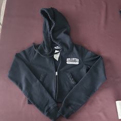 Nwt Crop Hollister Sweatshirt Sz Xs Fitted Cotton Casual Sweatshirt, Casual Fitted Letter Print Sweatshirt, Casual Fitted Sweatshirt For Loungewear, Fitted Casual Sweatshirt, Hollister Sweatshirt, Navy Blue Sweatshirt, Hollister Hoodie, Adidas Track Suit, Hollister California