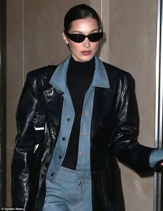 Fall 2023 Sunglasses, Black Vintage Aesthetic, Heavy Blush, Stile Kendall Jenner, Winter Sunglasses, Mode Ulzzang, Sunglasses Outfit, Hadid Sisters