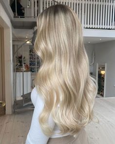 Champagne Blonde Hair, Blonde Hair Goals, Perfect Blonde Hair, Bright Blonde Hair, Summer Blonde Hair, Blond Ombre, Dyed Blonde Hair, Champagne Blonde, Light Blonde Hair