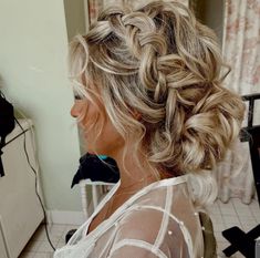 Messy updo bridal hairstyles Post Wedding Hair Chop, Wedding Hair With Braid, Messy Updo Hairstyles, Hairstyle Guide, Bridemaids Hairstyles, Cute Prom Hairstyles, Mother Of The Bride Hair