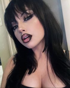 Gothic Inspired Makeup, Goth Latina Eye Makeup, Dark Eyeliner Look, Dark Romance Makeup, Romance Goth Makeup, Graphic Makeup Ideas, Summer Goth Makeup, Emo Makeup Looks 2000s, Makeup Looks Without Lashes