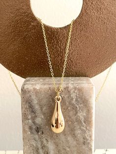 Take the plunge with our perfect waterdrop charm necklace! This gold plated, dainty accessory adds a touch of elegance and flare to any outfit. Dare to be bold and showcase your adventurous spirit with this stunning piece. Lily Necklace, Faberge Jewelry, Sparks Joy, Gift Card Sale, Water Drops, Be Bold, Ring Bracelet, Earring Necklace, Ring Gift