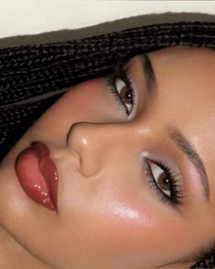 Beyonce 90s Makeup, 2000s Glam Makeup, 90s Super Model Makeup, Lip Combos For Tan Skin, 90s Rnb Makeup, 2004 Makeup, Makeup With Red Dress, Red Lip Look, Makeup With Red Lipstick