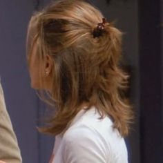 rachel green aesthetic - friends aesthetic 90s Hairstyles Accessories, Ribbon In Hair Wedding, Short Hair Summer Aesthetic, Cool Mom Hairstyles, Bob Hairstyles Clips, Short Layered Hair Hairstyles, The Monica Haircut, Downtown Hairstyles Short Hair, Rachel Hairstyles Friends