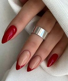 17 ongles courts mignons et adorables en amande rouge cerise Nail Burgundy, Nails Maroon, Red Nail Varnish, Thanksgiving Nails Design Fall, Nail Tattoos, Nails Application, Deep Red Nails, Fake Nails White