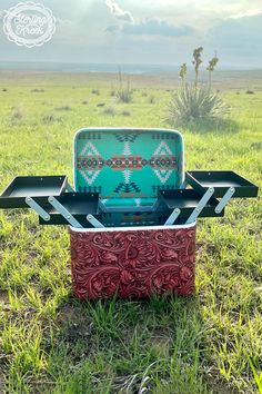 ALL SALES FINAL This makeup box is a tooled leather print on the outside and turquoise Aztec on the inside - the perfect combo to get ready in style! With sliding trays, this box will keep all your beauty goods securely in place even when the world's spinning. Don't just look your best, feel your best with this one of a kind make up box. L10.75"XW7"XH9" Chic Makeup, All The Small Things, Western Chic, Makeup Box, Tooled Leather, Beauty Favorites, Makeup Essentials, Makeup Case, Beauty Box