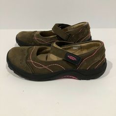 Keen Mary Jane Shoes Hiking 4 37 22cm Brown Outdoorwear Trail A pair of Keen mary janes in great shape! Keens Boots, Pink And Brown Shoes, Twee Clothing, Keen Boots, Hiking Clothes, Shoes Hiking, Keen Shoes, Mood Board Fashion, Jane Shoes