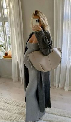 Casual Dinner Outfit Pregnant, Pregnant Concert Outfit Winter, Pregnant Women Outfits Casual, What To Wear When Your Pregnant, Maternity Plane Outfit, Long Dress With Uggs, Winter Fashion Pregnant, How To Dress While Pregnant, Pregnant Girl Outfits