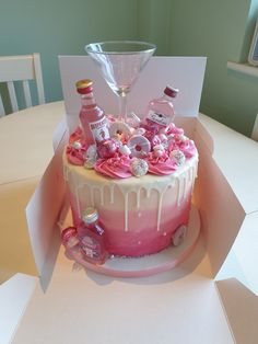 18th Birthday Cake With Alcohol Bottles, Sweets Birthday Cake, 21 Birthday Cake Aesthetic, Bento Cake 18th Birthday, Majorat Ideas, Cake 18th Birthday Girl, 18th Birthday Cake Girl, 18th Bday Cake Ideas, Pink 18th Birthday Cake