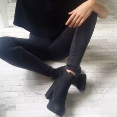 ☞ fσℓℓσω му тυмвℓя @lukeismylove96 Black Heels Outfit, Mode Shoes, Emmanuelle Alt