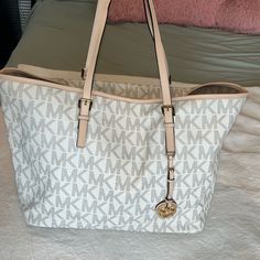 Michael Kors Neverfull Tote!! Bought Brand New From The Mk Store. It Is Lightly Used, But Kept In Great Condition. No Scratches Or Serious Damage, Just Normal Wear On The Inside (See Photos) Perfect For School, Everyday Use, Or Good Over-Night Bag. School Purse, Michael Kors Tote Bag, Mom Bag, School Bag Essentials, Handbags For School, Mom Bags, Bags Michael Kors, Bag Essentials, Fancy Bags