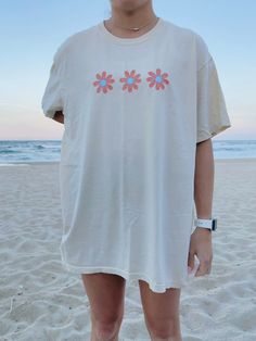 "Super pale yellow t-shirt with 3 peach & blue daisies. Adorable tee for summer! Color: Comfort Colors \"ivory\" ✰ MODEL INFO: ✰ Height: 5'4\" Size: normally wears a small, but is modeling a large for an oversized look. ★ MATERIAL: ★ 100% cotton" Summer T Shirts Aesthetic, T-shirt Girl, Over Sized Tees Outfits, Cute Over Sized T Shirts, Etsy Shirts Women, Oversized Tee Women, Big Oversized T Shirt Outfit, Summer Tee Shirt Designs, Aesthetic Shirts Summer