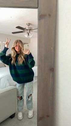 Back To School Trendy Outfits, Curled Hair Outfits, Back To School Fits Senior, Fall Fits Florida, Coastal School Outfits, Cute Fall Outfits Teens, Outfit Ideas For Blondes, Cute Outfit Ideas For Winter, Preppy Outfit Inspo Winter