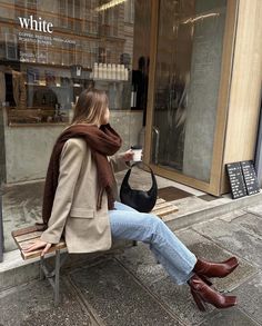 Mode Style Anglais, Brown Boots Outfit, Style Parisienne, Elegante Casual