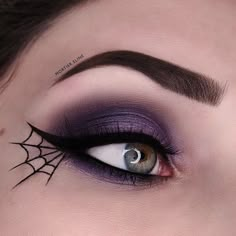 Makeup Looks For Witches, Witch Eyeshadow Halloween, Witch Makeup Ideas Purple, Purple Eyeshadow Witch Makeup, Halloween Eye Makeup Witch, Easy Witches Makeup, Women Witch Makeup, East Witch Makeup, Halloween Witches Costume