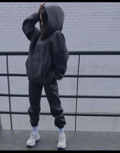 Hoodie Sporty Outfit, Turtle Neck And Hoodie Outfit, Relaxed Outfit Ideas, Outfits Con Jogging, Winter Sweatpants Outfit, Hoodie Sweatpants Outfit, Sweatpants And Hoodie Outfit, Style With Hoodie