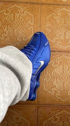 Streetwear Trainers, Nike Shox R4, Sneakers Wallpaper, Fashion Sportswear, Streetwear Shoes, Shoe Wishlist, Dad Shoes, Fresh Shoes, Hype Shoes