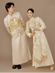 Looking a traditional Chinese bridal gown. This beautiful 2-piece qun kwa set is embroidered with gold, silver, blue and white threads. The intricate flower and peacock embroideries are decorated throughout the jacket and skirt. It's a perfect option for your traditional Chinese wedding, tea ceremony The qun kwa set come with 2 options: With crystals decoration or no crystal. Size available from S to 6XL Matching Tang wedding suit with dragon embroidery for Groom , Size available from S to 2XL S Taiwanese Wedding, Wedding Tea Ceremony, Chinese Wedding Tea Ceremony, Qun Kwa, Chinese Wedding Dress Traditional, Traditional Chinese Wedding, Dragon Embroidery, Traditional Hairstyle, Chinese Wedding Dress