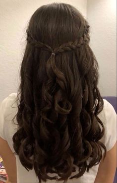 Quick And Pretty Hairstyles, Half Up Half Down Dama Hairstyles, Hair Ideas For A Party, Mexican Hairstyles For Quince, Quince Court Hairstyles, Practical Magic Hairstyles, Hairstyle For School Dance, Hair Styles For Semi Formal, Cute Hairstyles Curled Hair