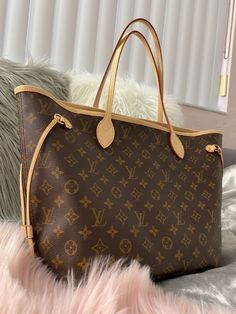 Gucci Big Bags, Luis Vitton Hand Bag, Lv Handbags Aesthetic, Louis Vuitton Neverfull Aesthetic, Louis Viouton Purse, Bolsa Luis Viton, Big Louis Vuitton Bag, Big Designer Bags, Louie Vuttion Bags