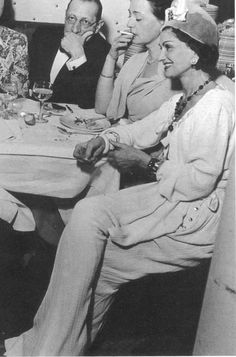 Coco Chanel - a rare moment...relaxing with friends....i'm sure she no doubt had her presnt collection on the back of her mind... Mademoiselle Chanel, Monsieur Madame, Chanel Brand, Elvis Movies, Black And White Photograph