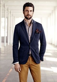 Incoorporate fall colors into your wardrobe as the weather gets colder Men Blazer Outfit, Navy Blazer Men, Mens Fashion Suits Casual, A Man In A Suit, Business Casual Fall, Man In A Suit, Mens Fashion Business, Cool Hairstyles For Men