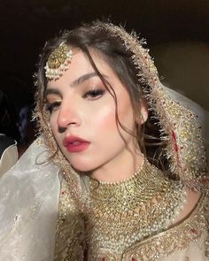 Dananeer Hairstyle, Eye Makeup Bridal Indian, Nikah Makeup Look, Nikkah Makeup Looks, Bridal Makeup Pakistani, Desi Bride Makeup, Makeup For White Dress, Nikah Makeup, Pakistani Bridal Makeup Hairstyles