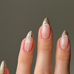 Festive Gold Nails, Gold White Christmas Nails, Christmas Gold Nails Art Designs, Simple Gold Christmas Nails, Christmas Nails Simple Acrylic, Simple Christmas Nails Red And Gold, Holiday And New Years Nails, Cute Christmas And New Years Nails, Red And Gold Nails French Tip