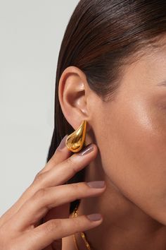 These Agnes Earrings boast a sleek teardrop silhouette; they are minimal and classy, perfect for any occasion! The simple design is perfect for accenting any outfit, whether it be casual or formal. ………………………………….D E T A I L S• Materials: Stainless steel, 18k gold plating.• Length: 30mm • This product is hypoallergenic, water and tarnish resistant Fancy Earrings Classy, Minimal Gold Earrings, Sleek Earrings, Earrings Photography, Gold Statement Jewelry, Chunky Gold Hoop Earrings, Classy Earrings, Tear Drop Earrings, Chic Earrings