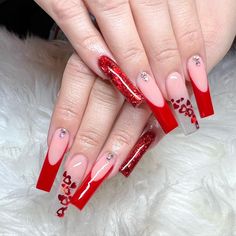 Chic and trendy, medium-length coffin red nails are the perfect canvas for your creativity. Our blog post brings you a range of ideas, from simple styles to French tips, ideal for any occasion, including the Christmas season. Learn how to express your style with nails that are not too long, not too short, but just right. Dark Red Coffin Nails, Dark Red Coffin, French Tip Coffin, Red French Manicure, Red Tip Nails, Clear Glitter Nails