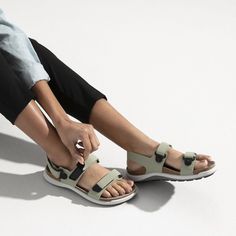 Birkenstock Styles, Unisex Looks, Birkenstock Style, Birkenstock Women, Orthopedic Shoes, Comfy Fashion, Sandals For Women, Sandal Fashion