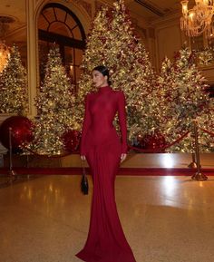 Christmas Chic Outfit Ideas For Women, Elegant Red Dress Aesthetic, Elegant Birthday Dress Classy, Gold And Red Outfit, Red Dinner Dresses Classy Elegant, Christmas Gala Dress, Christmas Dinner Outfit Classy, Christmas Dress Women Classy, Formal Christmas Party Outfit