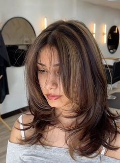 Flowy Layered Hair, Low Light On Dark Hair, Caramel Hairlights, Hershey Haircut Medium, Short Layered Haircuts With Highlights, Dark Hair With Strawberry Highlights, 90s Brown Hair With Highlights, Dark Brown Hair With Chunky Caramel Highlights, Chocolate Brown Hair With Chunky Highlights