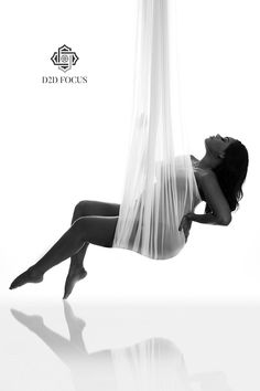 Pregnant Black woman hanging in white fabric with reflection Lashes Photography, Baby Bump Photoshoot, Cute Pregnancy Pictures, Shooting Studio, Post Pregnancy Fashion, Maternity Photoshoot Outfits, Maternity Studio, Maternity Photoshoot Poses