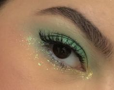 Green Eyeshadow Looks Hooded Eyes, Caterpillar Makeup, Tinkerbell Makeup, Cottagecore Makeup, Quince Makeup, 2024 Makeup, Fairy Make-up