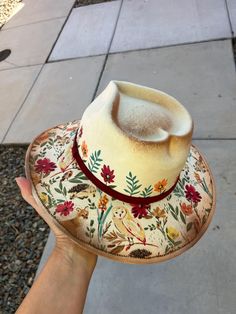 This boho western hat would be perfect with just about any outfit. It is a stiff hat, made of high quality vegan suede, meant to hold its shape.  If you'd like completely custom design instead, please go to this link to order one made just for you! https://etsy.me/3rod0CN 💜 H A T   S I Z I N G   Tightening band inside  Hat Circumference: 20.5-23" Brim Width: 4" Extra large size available, upon request  💜 S H I P P I N G Turnaround time can take 2-3 weeks depending on how many orders I have, an Boho Wedding Hat, Embellished Cowboy Hat, Country Hats, Heart Crown, Hat Wide Brim, Western Hat, Wide Brim Fedora, Wedding Hat, Fancy Hats