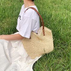 【Material】This woven bag is hand-woven from PU leather cut into leather strips of a specific width,fine and firm workmanship,soft leather gives a comfortable feel!【Structure】Open it, there is a main pocket,It can store mobile phones, chargers, glasses, and eyeshadow palettes！【Occasion】The handmade bag can be carried on one shoulder or by hand, casual and fashionable, suitable for various occasions such as work, shopping, dating and parties. It can be used all year round and is a nice accessory!【 Leather Cuts, Eyeshadow Palettes, Handmade Bag, Woven Bag, Handmade Bags, Casual Bags, Beach Bag, Mobile Phones, Hand Woven