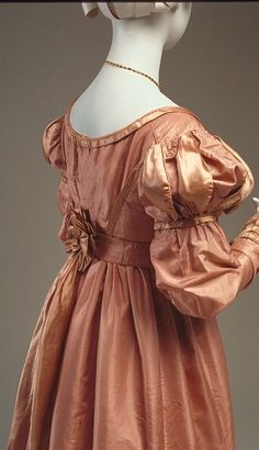 1823 Dress 1823-1825, 19th century Fibre: silk (taffeta, satin), cotton (lining); Sewn (hand) M20555.1-2 © McCord Museum Description Keywords: confectionne les vêtement (1), marie la couturere en 1820 (1), mode (1), robe de 1820 (1), tissu (1), TISSUE DE 1820 (1), tissus de robe 1820 (1), tisue (1) Musee McCord 1820s Fashion, Historical Gowns, Regency Era Fashion, 1800s Fashion, Regency Dress, Regency Fashion, Detachable Sleeves, 19th Century Fashion, Period Outfit