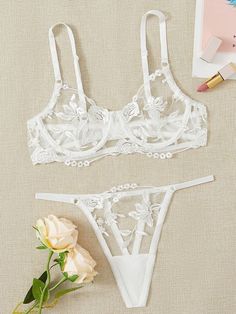 White Langere, Lingerie Sets Romantic, Wedding Lengire, Wedding Linger The Bride, Wedding Linger, White Lingerie Outfit, Plant Embroidery, Bridal Lingerie Set, Floral Bra