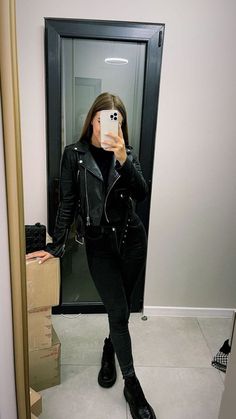 Outfit Botas, Black Clothes, Leather Jacket Outfits, Closet Update, Looks Chic, Real Quotes, Winter Fashion Outfits, Looks Vintage