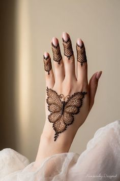 Finger Mehendi Designs Aesthetic, Simple Aesthetic Mehandi Design Hand, Easy Aesthetic Mehndi, Mehndi Cute Designs, Mehendi Trendy Designs, Fine Mehndi Designs, Mehandi Designs Butterfly, Creative Henna Designs, Cute Mehendi Tattoo