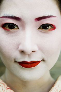 Lonely Planet Images (Greg Elms) Geisha Makeup, Traditional Hairstyle, Memoirs Of A Geisha, Geisha Art, Japanese Geisha, Art Japonais, We Are The World, Beauty Makeup Tips, Maneki Neko