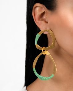 Material: 24k gold plated bronze with natural fiber threading from werregue palm. Size: Length 13cm, Width 5cm Weight: 14gr Details: 100% Handmade in Colombia by the indigenous Woounan community. Tiny Kitchen, Natural Fibers, Gold Plate, Thread, Plating, Mint, Gold