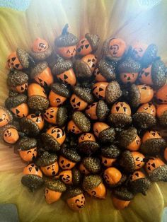 Acorn Marble Ornaments, Fall Crafts Natural Materials, Acorn Diy Crafts, Things To Make With Acorns, Acorn Painting Ideas, Cottagecore Fall Decor Diy, Halloween Pinecone Crafts, Acorn Christmas Crafts, What To Do With Acorns