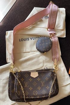 Louis Vuitton Pochette Accessoires Multi Rose Canvas Cross Body Bag Louis Vuitton Handbags 2017, Louis Vuitton Nails, Designers Bags, Look Legging, Louis Vuitton Backpack, Louis Vuitton Crossbody, Favorite Handbags