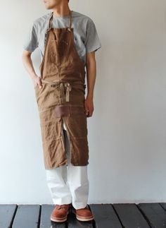 love this for an apron for baking Barista Uniform, Mama Daughter, Barista Fashion, Men's Uniforms, Work Aprons, Denim Projects, Leather Apron, Gardening Apron, Gardening Outfit