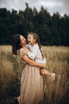 Mommy And Me Sitting Poses, Mother Daughter Fall Pictures, Mommy And Me Photo Shoot Two Children, Mother And Children Photoshoot, Mother And Kids Photoshoot, Mom And Kids Photoshoot, Mom And Me Photoshoot, Mom And Daughter Photo Ideas, Mother And Daughter Aesthetic