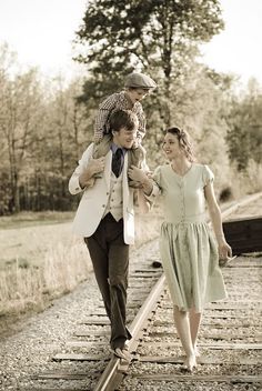 Vintage Family Photoshoot, Herbal Books, Bonnie And Clyde Photos, Vintage Family Photos, Vintage Family, Living Vintage, Vintage Photoshoot, Christmas Photoshoot, Train Tracks